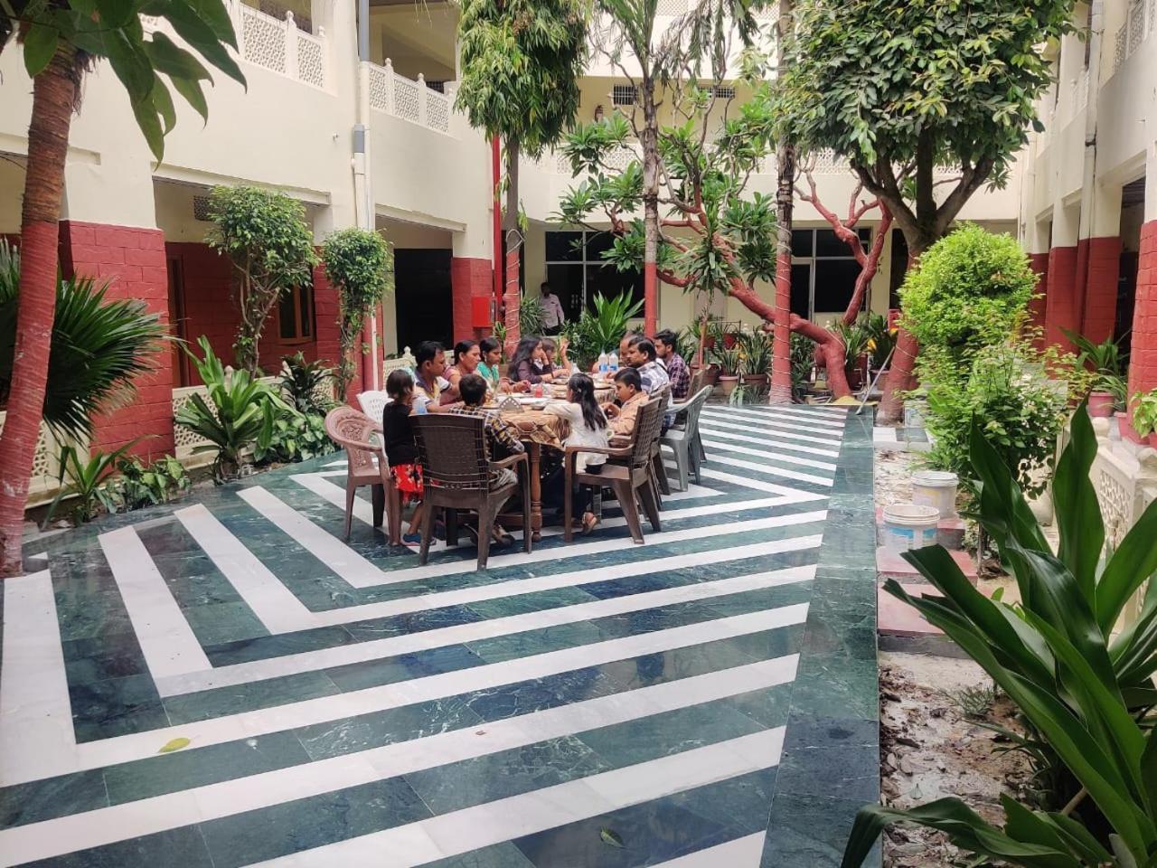 Hotel Tourist Rest House Agra Agra  Buitenkant foto